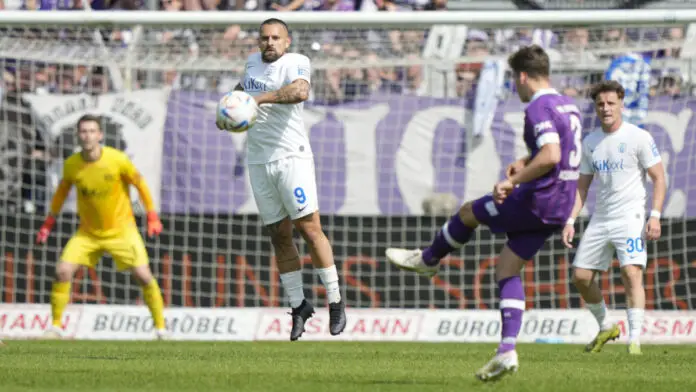 Marcos Alvarez bei einem Freistoß von Florian Kleinhansl. / IMAGO / Werner Scholz