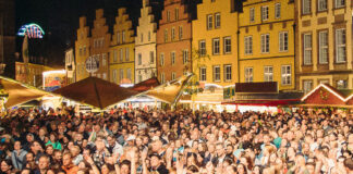 Party vor der Maiwoche-Bühne auf dem historischen Osnabrücker Marktplatz.