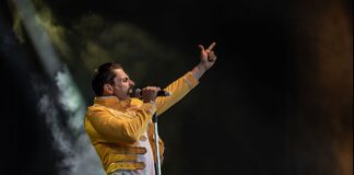 Die Ähnlichkeit zum Queen-Frontsänger Freddie Mercury ist nicht von der Hand zu weisen. / Foto: Julez Weber