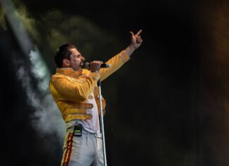 Die Ähnlichkeit zum Queen-Frontsänger Freddie Mercury ist nicht von der Hand zu weisen. / Foto: Julez Weber