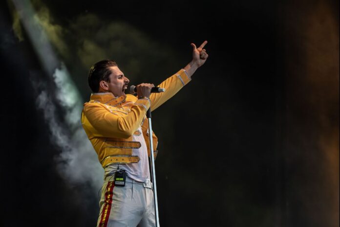 Die Ähnlichkeit zum Queen-Frontsänger Freddie Mercury ist nicht von der Hand zu weisen. / Foto: Julez Weber