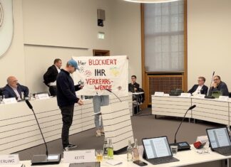 Die Ratsmitglieder hatten bereits teilweise aus Protest den Ratssitzungssal verlassen.