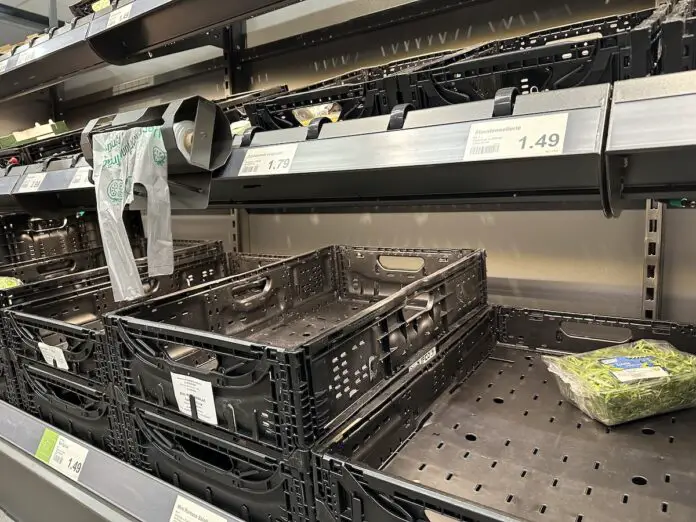 leeres Regal im Supermarkt