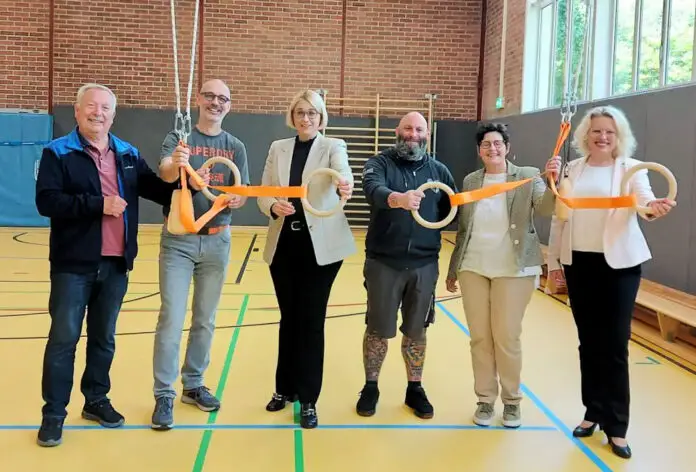 Nach zweienhalb Jahren Sanierung weihen Vertreter aus Stadt, Schule und Sport die Sporthalle der Widukindland-Grundschule wieder ein. / Foto: Dayan