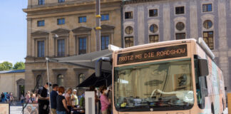 DIE ROADSHOW der Patientenkampagne „trotz ms“ von Roche macht mit ihrem speziell ausgebauten MS-Roadshowbus Halt in Osnabrück. / Foto: Roche Pharma AG