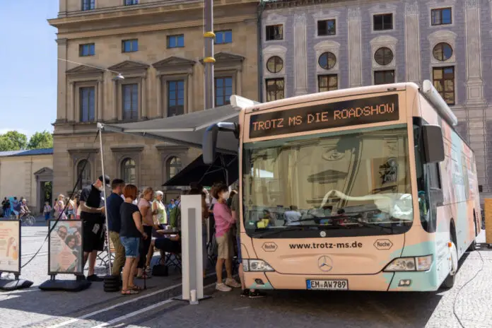 DIE ROADSHOW der Patientenkampagne „trotz ms“ von Roche macht mit ihrem speziell ausgebauten MS-Roadshowbus Halt in Osnabrück. / Foto: Roche Pharma AG