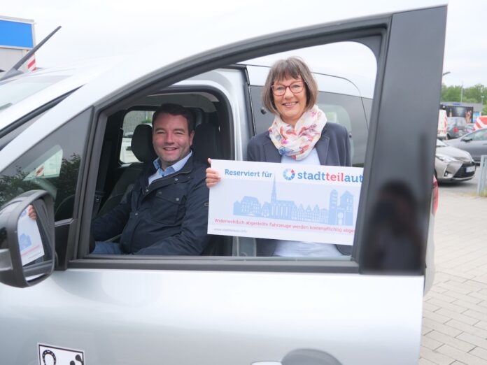 Bürgermeister Adrian Schäfer und Astrid Hatke freuen sich über das zweite Auto für Hasbergen. / Foto: Gemeinde Hasbergen