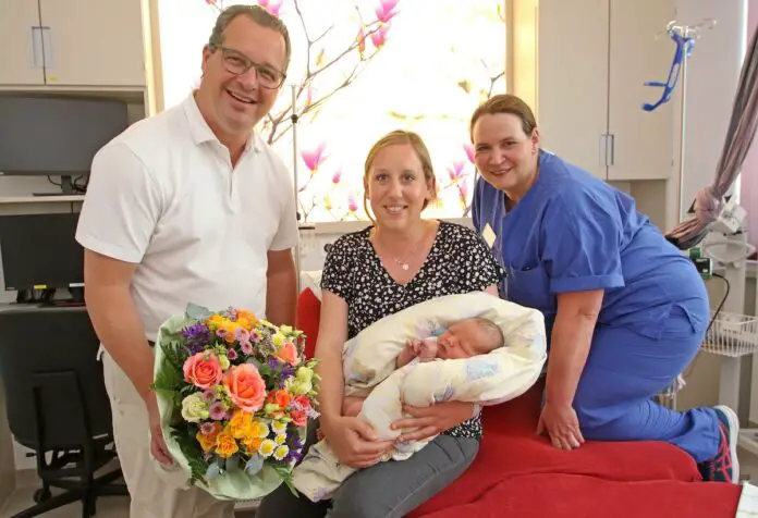 Erik Buschermöhle war das erste Kind im neuen Kreißsaal: Geburtshilfe-Chefarzt Dr. Dr. Yves Garnier und die Leitende Hebamme Anja Wille gratulierten Mutter Tatjana Buschermöhle ganz herzlich. / Foto: Jens Lintel