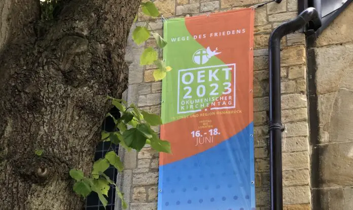 An vielen Veranstaltungsorten, wie hier an der Bergkirche, weisen Banner auf den Ökumenischen Kirchentag in Osnabrück hin. / Foto: Sprengel Osnabrück, Bergkirche