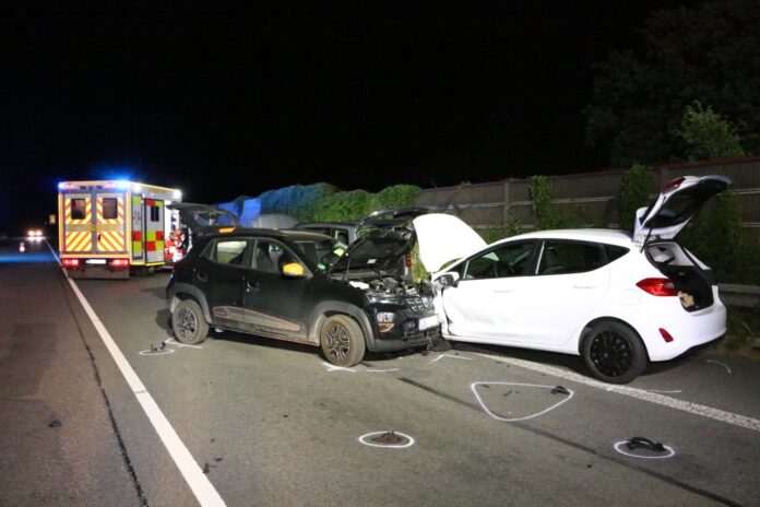 PKW kracht auf Landstraße gegen zwei Autos, Fahrer alkoholisiert