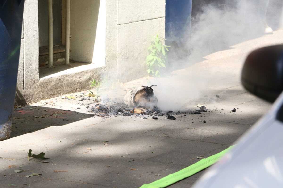 Der Auslöser der Rettungsaktion haucht sein letztes Rauchwölkchen auf der Straße aus.