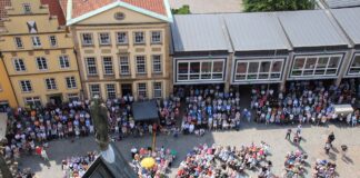Mehr als 1.500 Menschen nahmen am Abschlussgottesdienst des Ökumenischen Kirchentages von Stadt und Region Osnabrück auf dem Marktplatz in Osnabrück teil. / Foto: Bistum Osnabrück / Thomas Arzner