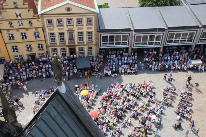 Mehr als 1.500 Menschen nahmen am Abschlussgottesdienst des Ökumenischen Kirchentages von Stadt und Region Osnabrück auf dem Marktplatz in Osnabrück teil. / Foto: Bistum Osnabrück / Thomas Arzner