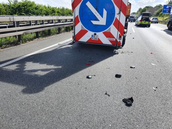 Transporter und PKW rammen Sicherungs-LKW auf Autobahn A30, zwei Verletzte