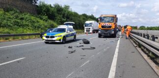 Transporter und PKW rammen Sicherungs-LKW auf Autobahn A30, zwei Verletzte
