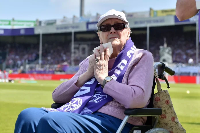 Tante Gerhild ist den Tränen nah. / Foto: osnapix