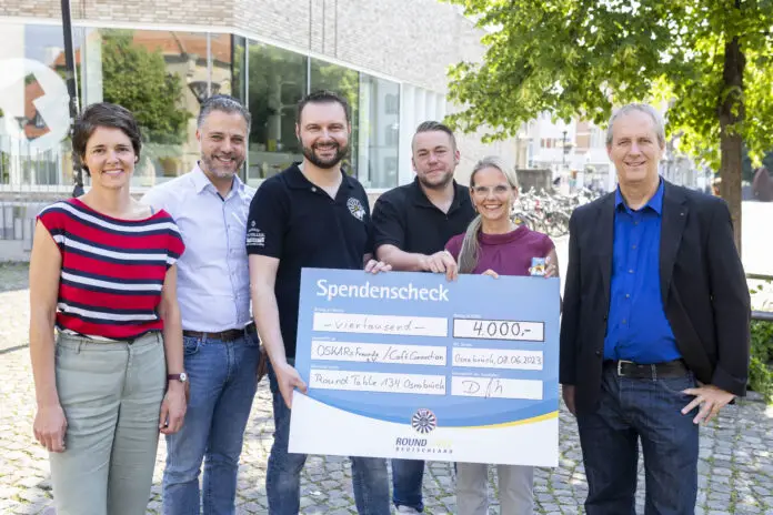 (von links) Tanja Spinger (Theater Osnabrück, Künstlerische Leitung Junge Bühne), Martin Stein und Dennis Block (Round Table), Oliver Moch (Diakonie), Christel Buermeyer (OSKARs Freunde e.V.) und Ulrich Mokrusch (Theater Osnabrück, Intendant) freuen sich über die Spende. / Foto: Swaantje Hehmann