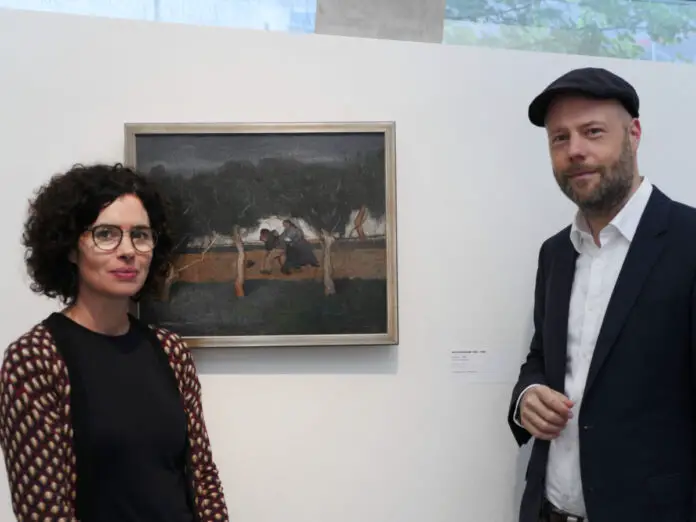 Anne Sibylle Schwetter, Kuratorin der Sammlung Felix Nussbaum, und Nils-Arne Kässens, Direktor des Museumsquartiers Osnabrück vor dem Gemälde. / Foto: Claudia Drecksträter