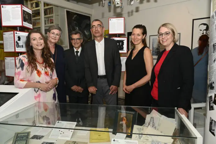 v. li.: Die Mitarbeiterinnen und Mitarbeiter des Erich Maria Remarque-Friedenszentrums Alice Cadeddu, Claudia Junk, Dr. Sven Jürgensen, Dr. Thomas Schneider mit Universitätspräsidentin Prof. Susanne Menzel-Riedl und Oberbürgermeisterin Katharina Pötter. / Foto: Angela von Brill