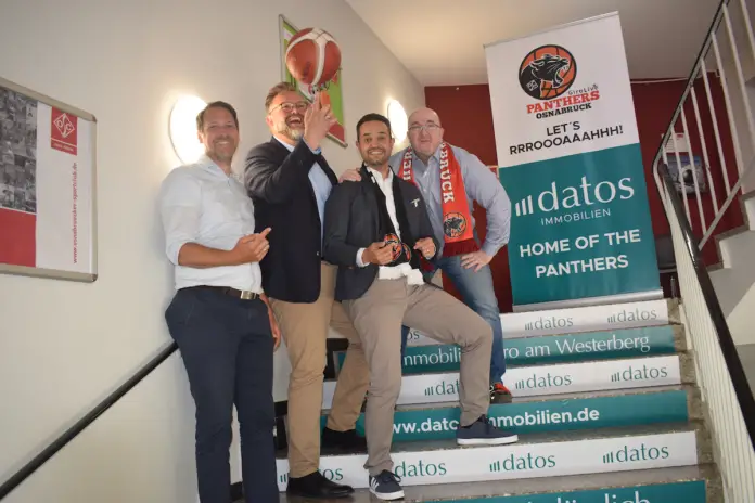 (von links) Sascha Bartsch, Markus Pörtner, Miguel Pereira und Axel Voß freuen sich auf die langfristige Partnerschaft für die Panthers. / Foto: OSC (von links) Sascha Bartsch, Markus Pörtner, Miguel Pereira und Axel Voß freuen sich auf die langfristige Partnerschaft für die Panthers. / Foto: OSC