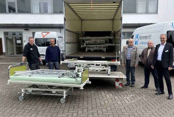 (von links) Hermann Rehbock und Alexander Shevchenko (Helping Hands) sowie Marc Bürger und Ludger Klamer (Technische Mitarbeiter CKM) und CKM-Verwaltungsdirektor Christian Schedding waren dabei, als der LKW für die Ukraine am CKM verladen wurde. / Foto: CKM