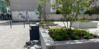 Grafitis und volle Mülleimer trüben das Bild des neuen Vorplatzes. / Foto: privat