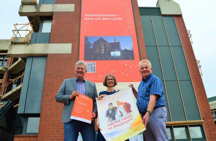 Werben gemeinsam für das „Sommerflimmern – Kino auf dem Lande“ (von links): Kreisrat Matthias Selle, Susanne Tauss, Geschäftsführerin Landschaftsverband Osnabrücker Land e. V. und Burkhard Fromme, Leiter Kulturbüro. / Foto: Henning Müller-Detert (Landkreis Osnabrück) Werben gemeinsam für das „Sommerflimmern – Kino auf dem Lande“ (von links): Kreisrat Matthias Selle, Susanne Tauss, Geschäftsführerin Landschaftsverband Osnabrücker Land e. V. und Burkhard Fromme, Leiter Kulturbüro. / Foto: Henning Müller-Detert (Landkreis Osnabrück)