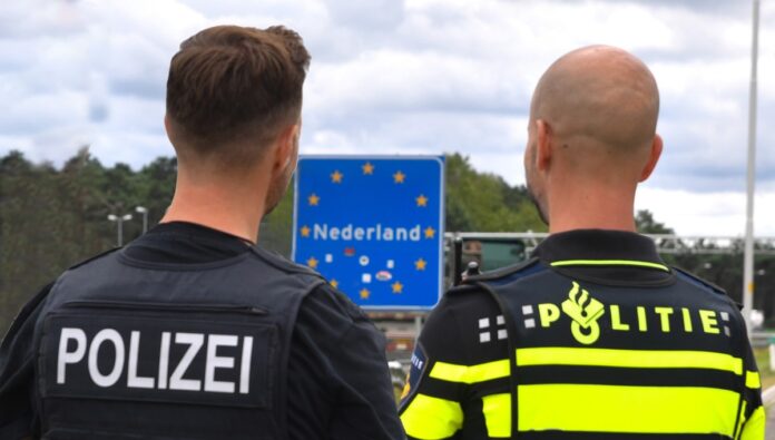 Seit 15 Jahren ist das gemischte Team aus deutschen und niederländischen Polizistinnen und Polizisten im Einsatz. / Foto: Polizei Osnabrück