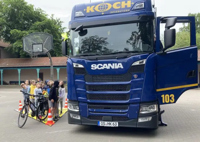 Eine ganze Klasse verschwindet im Toten Winkel. / Foto: Schulte