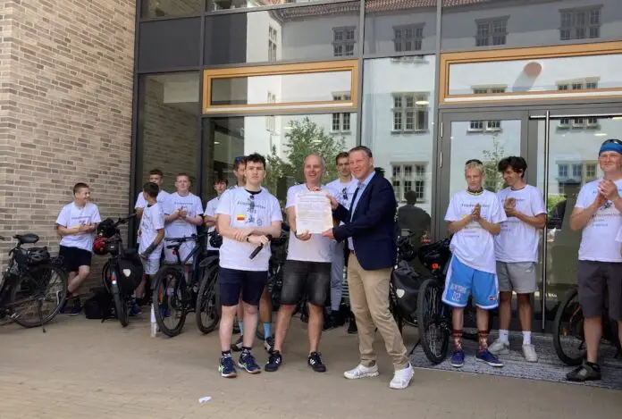 Symbolisch wurde der Friedensvertrag an Schulleiter Sebastian Bröcker übergeben. / Foto: Schulte