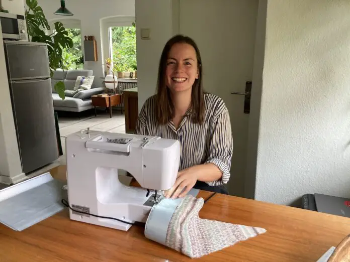 Bei Mareen Samland surrt die Nähmaschine in der Küche. / Foto: Schulte