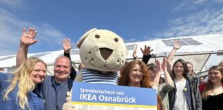 Scheckübergabe von IKEA durch Katrin Meier (Local Community Engagement Leader) an per se! e.V. und Renate M. Fuchs (rechts hinter dem Scheck)