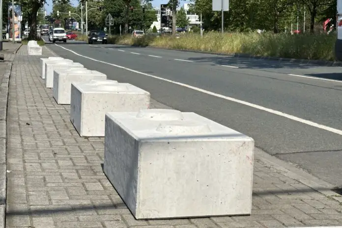 Betonblöcke an der Pagenstecherstraße