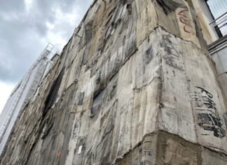 Von Ibrahim Mahama verhüllter ehemaliger Kaufhof Osnabrück