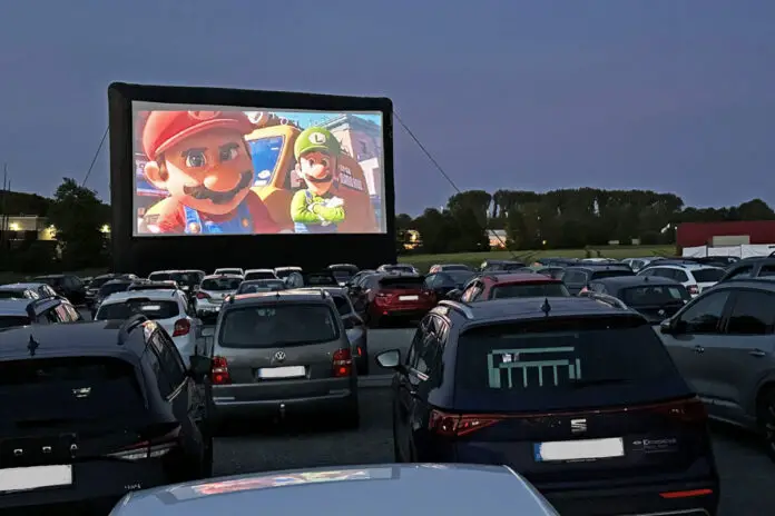 Besonders die abwechslungsreiche Filmauswahl lockte viele Kino- und Autofans an, so wie hier der aktuelle Animationshit „Der Super Maris Bros. Film“. / Foto: Stadtmarketingverein Georgsmarienhütte (Olaf Bick)