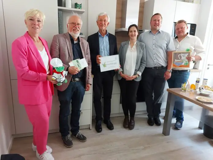 Kleine Geschenke, große Freude über die Küche für das "Kijuba". V.l.n.r.: Heike Köhler, Dr. Volker Bastert, Dr. Laura Pereira Lita, Alexander Losing und Viktor Losing / Foto: Dayan