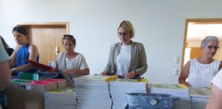 In Rekordzeit: Ehrenamtliche bepacken die Schulranzen gemeinsam mit Oberbürgermeisterin Katharina Pötter. / Foto: Dayan