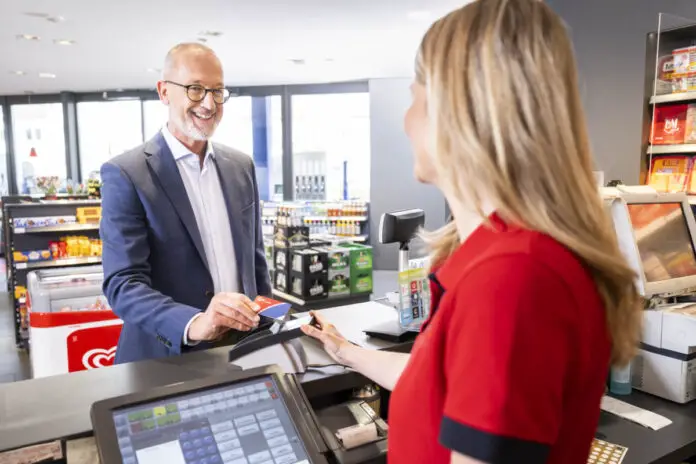 Die neue Q1 Card erleichtert das bargeldlose Zahlen. / Foto: Alina Moldenhauer