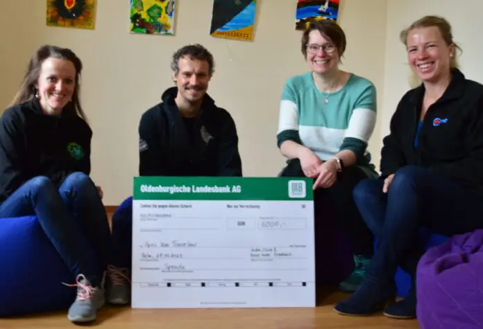 (von links) Andrea Höpfner, Holger Dieckhoff, Marion Gövert und Julia Osterkamp mit dem Spendenscheck in Höhe von 6.000 Euro / Foto: SPES VIVA Trauerland