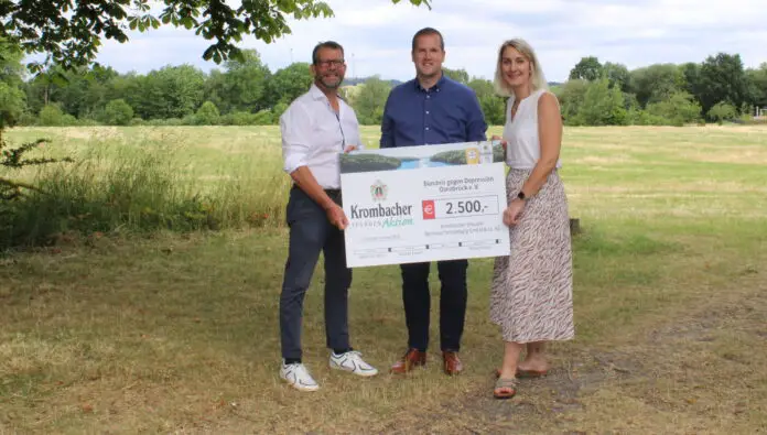 Krombacher-Gebietsverkaufsleiter Siegfried Eickhorst (links) überreicht die Spende an Dennis Bettin und Lone Aaroe vom Bündnis gegen Depression Osnabrück e. V. / Foto: Bündnis gegen Depression Stadt und Landkreis Osnabrück e. V.