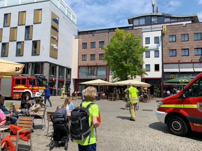 Zahlreiche Feuerwehrkräfte sperrten den Bereich rund um das ALEX ab. / Foto: Guss