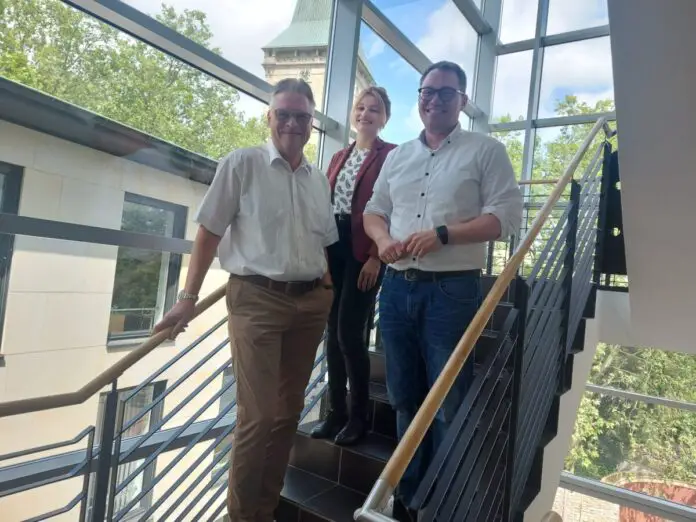 Heinrich Koch, Susann Mädler und Tiemo Wölken freuen sich über den Austausch zum europäischen Lieferkettengesetz. / Foto: Dayan