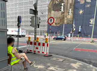 Feuerwehr richtet Nachtwache ein – wie feuergefährlich ist die Kaufhof-Verhüllung? Brandwache vor dem verhüllten Kaufhof