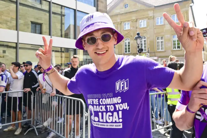 Sven Köhler (hier bei der Aufstiegsfeier) verlässt den VfL. / IMAGO / kolbert-press