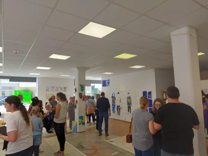 Reges Treiben während der Kunstausstellung der 6a des Landesbildungszentrums für Hörgeschädigte / Foto: Dayan