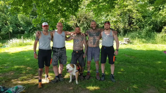 Ralf Seeger (zweiter von rechts) und die "Harten Hunde" arbeiteten insgesamt sieben Tage am neuen Außengehege. / Foto: Rykov