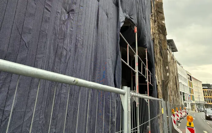 Der verhüllte Kaufhof an der Möserstraße