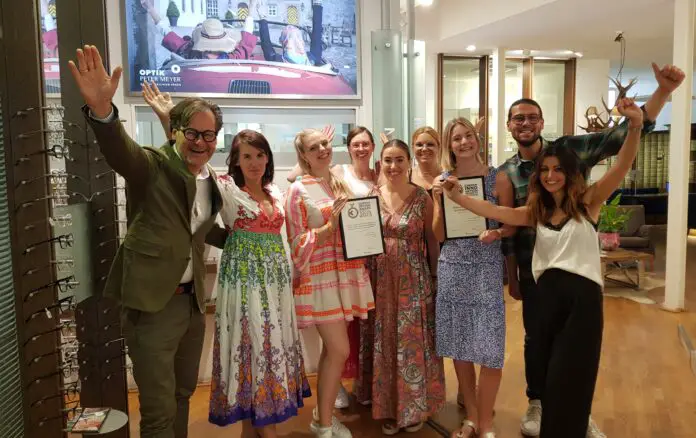 Freuen sich über die Doppelauszeichnung (v.l.n.r.): Peter Meyer, Cathrin Meyer, Marie Bender, Lena Schmitz, Bojana von dem Brinke, Alisha Pohl, Luisa Westermann, Tamer Karabacak, Anastasia Mimilidou. / Foto: Rykov