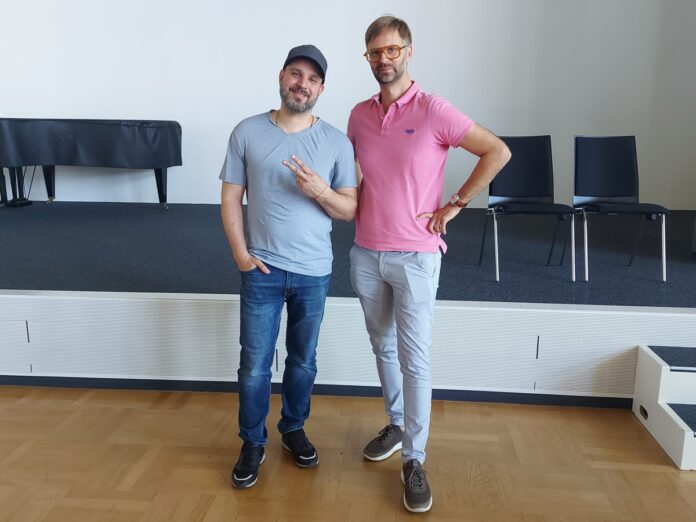 Ziehen von Schule zu Schule um aufzuklären: Rapper Ben Salomo und Christoph Giesa von der Friedrich-Naumann-Stiftung / Foto: Dayan