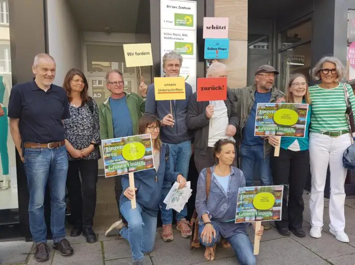 Osnabrücker Bürgerinnen und Bürger forderten von den Grünen ihre Unterschriften zurück./ Foto: Wedemeyer